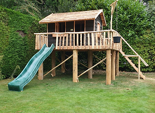 houten speelhuis met glijbaan