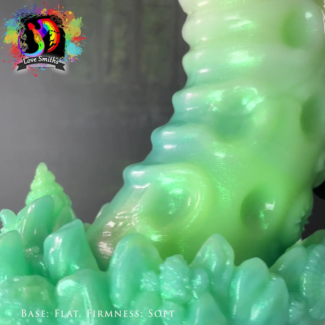 Huge Kanaloa dildo in metallic colour