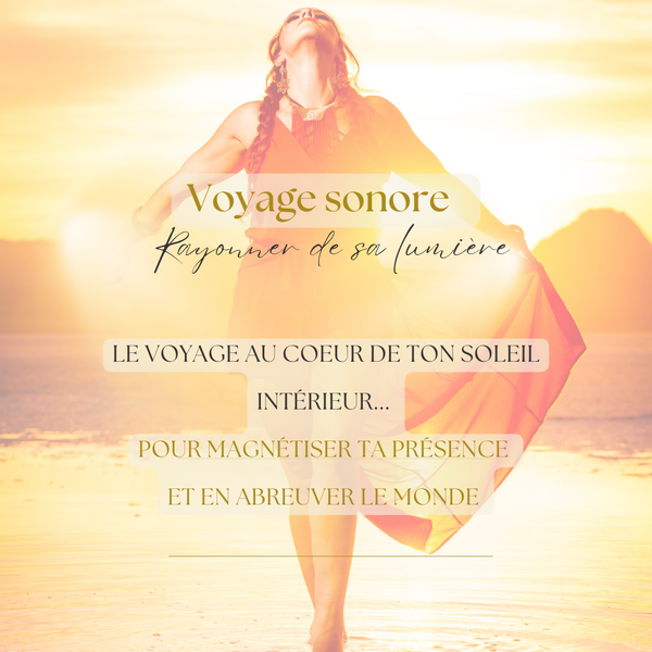 Femme qui sourit au coucher du soleil 