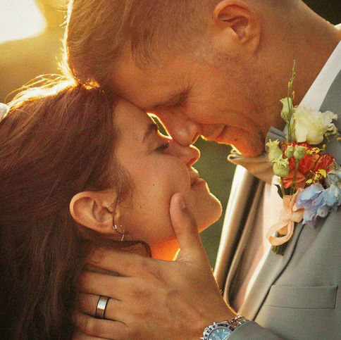 Photo de couple marié. Amoureux. Alliances. Golden hour. Mariage.  Photo prise par emm'laphoto.