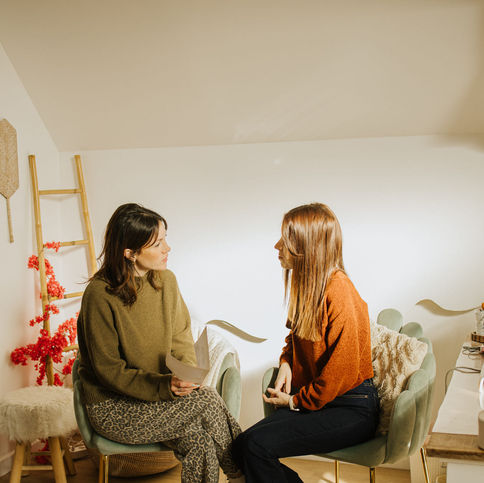 Photo portrait professionnel. Photo mise en situation esthéticienne et cliente. Photo pour L'atelier Amae.