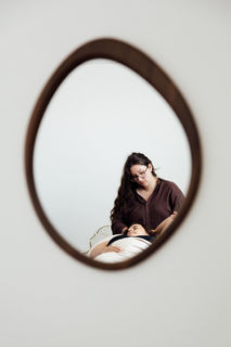 Portrait d'une entrepreneuse du bien-être dans son institut à Toulon
