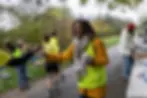 bénévole qui distribue de l'eau pendant la course
