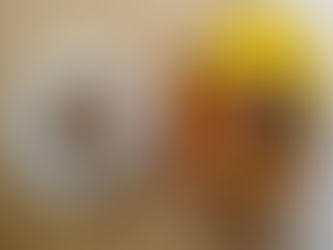 Pot de Patadrimz noir intense, une pâte à tartiner bio au chocolat healthy entourée de pommes et de bananes, et une coupelle avec de la glace à la banane et Patadrimz, saupoudré de granola et traits de Patadrimz coulant.