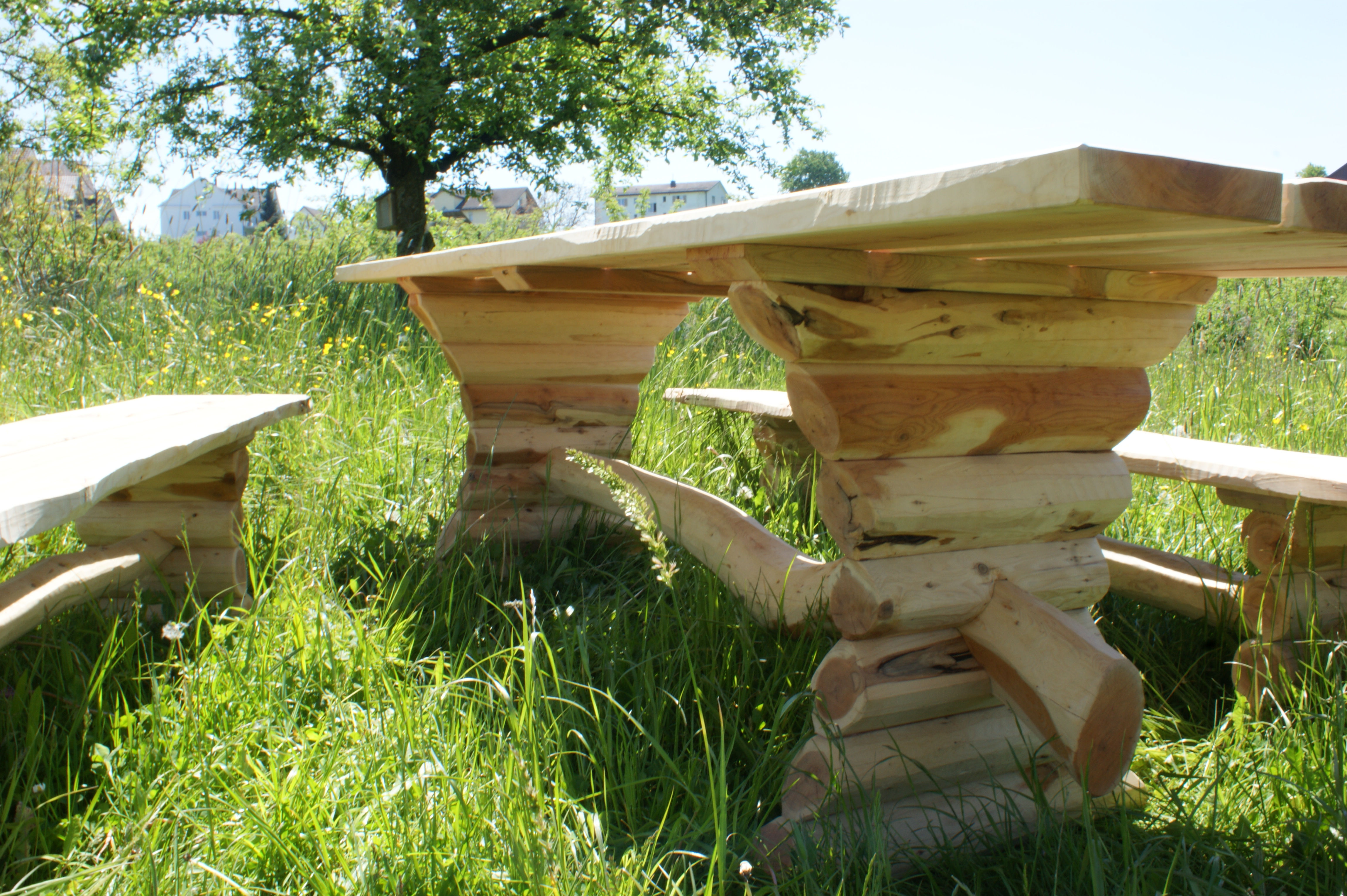 Massiver Holztisch mit Bank