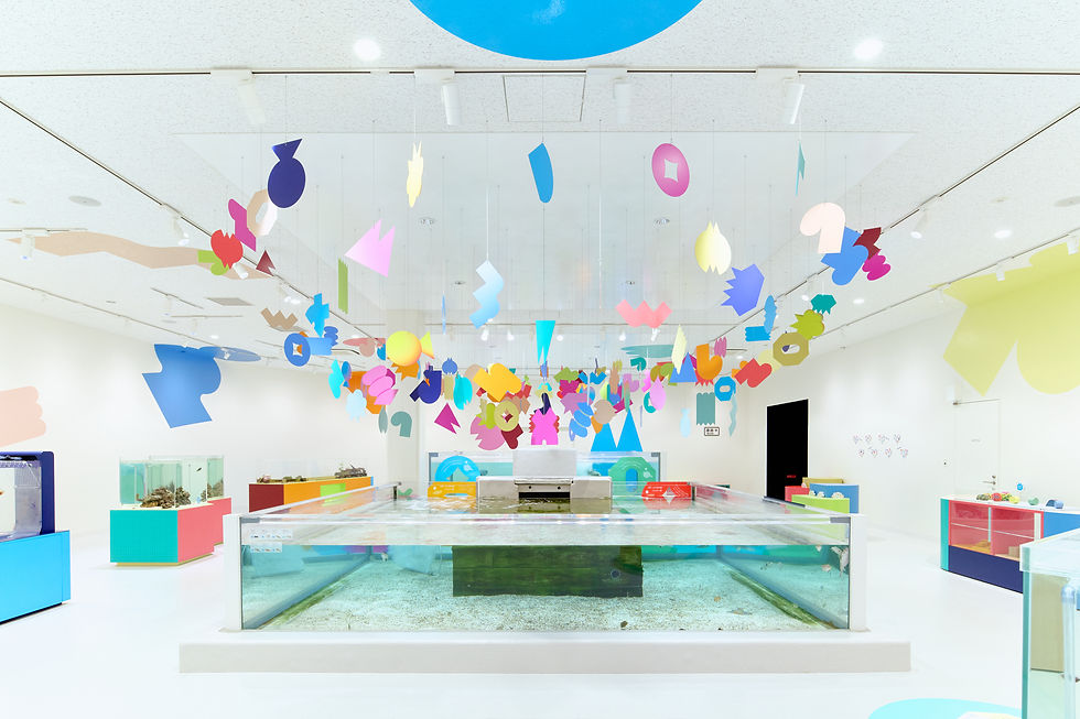 毒を“命の煌めき”として捉え直し、水槽から放たれたエネルギーが空間全体へと広がっていくイメージでデザインしています。