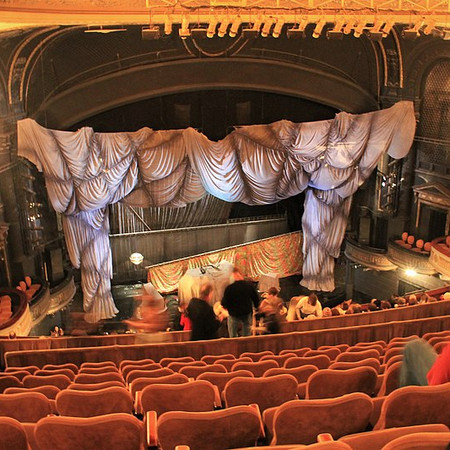 800px-phantom_of_the_opera_performance_on_broadway.jpg