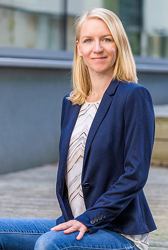 Bild von Cornelia Steflitsch in einem blauem Business Anzug