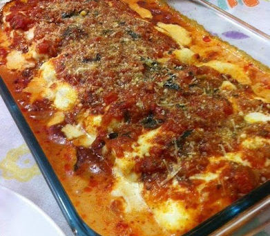 Canelone recheado de queijo e presunto com molho branco e de tomates
