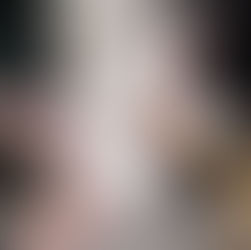 Neljä ihmistä pitelee kertakäyttökahvikuppeja niin, että heistä näkyy vain kädet jotka pitelevät kuppeja