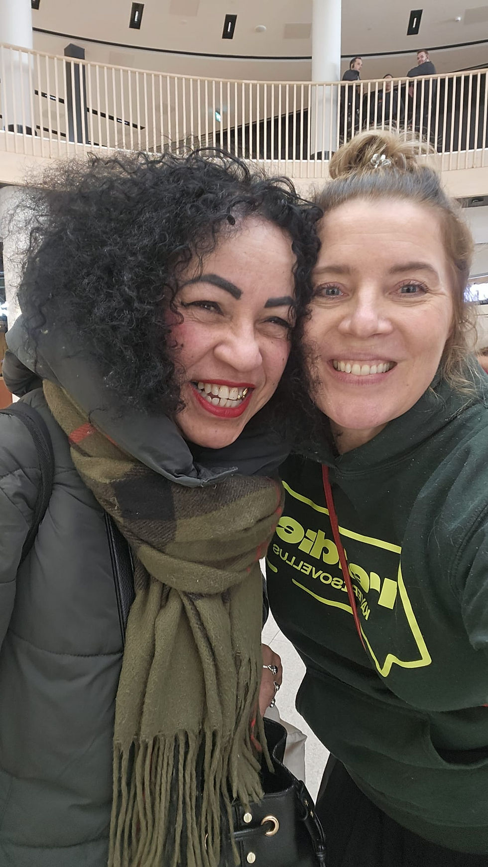 Lucy ja Frendien Arla hymyilevät iloisesti kaveriselfiessä Itiksessä