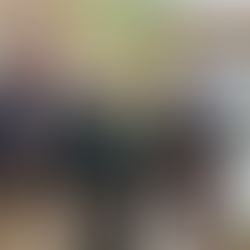 Valokuvassa kolme miestä kauppakeskus Itiksessä, Frendien bannerin edessä, hymyilevät kameralle. Kaksi heistä pitelevät kertakäyttöisiä kahvikuppeja ja yhdellä on Frendie-huppari.