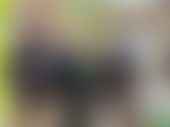 Valokuvassa kolme miestä kauppakeskus Itiksessä, Frendien bannerin edessä, hymyilevät kameralle. Kaksi heistä pitelevät kertakäyttöisiä kahvikuppeja ja yhdellä on Frendie-huppari.