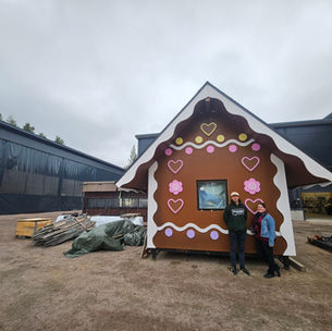 Snowhotel Familyn piparkakkutalon esittelyä, kuvassa myös Frendien Timo ja Snowhotellin Suvi