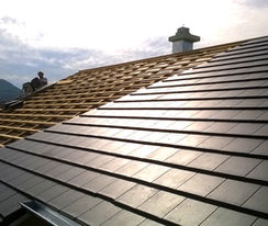 Dacheindeckung, moderne Flächenziegel der Marke Braas, Tegalit, Innovation