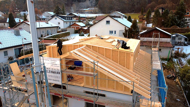 Holzrahmenbau, Gerüstbau, Dachdecker arbeiten auf dem Dach
