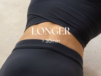 Diese Workouts dauern über 30 Minuten und geben dir die Möglichkeit, dich intensiv auf Kraft, Beweglichkeit und Balance zu konzentrieren. Ideal, wenn du dir bewusst Zeit für deinen Körper nehmen möchtest – mit fließenden Abläufen, die dich energiegeladen, stark und beweglich zurücklassen.