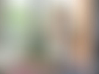 Persona oliendo ropa limpia para detectar si tiene olor a humedad y bacterias