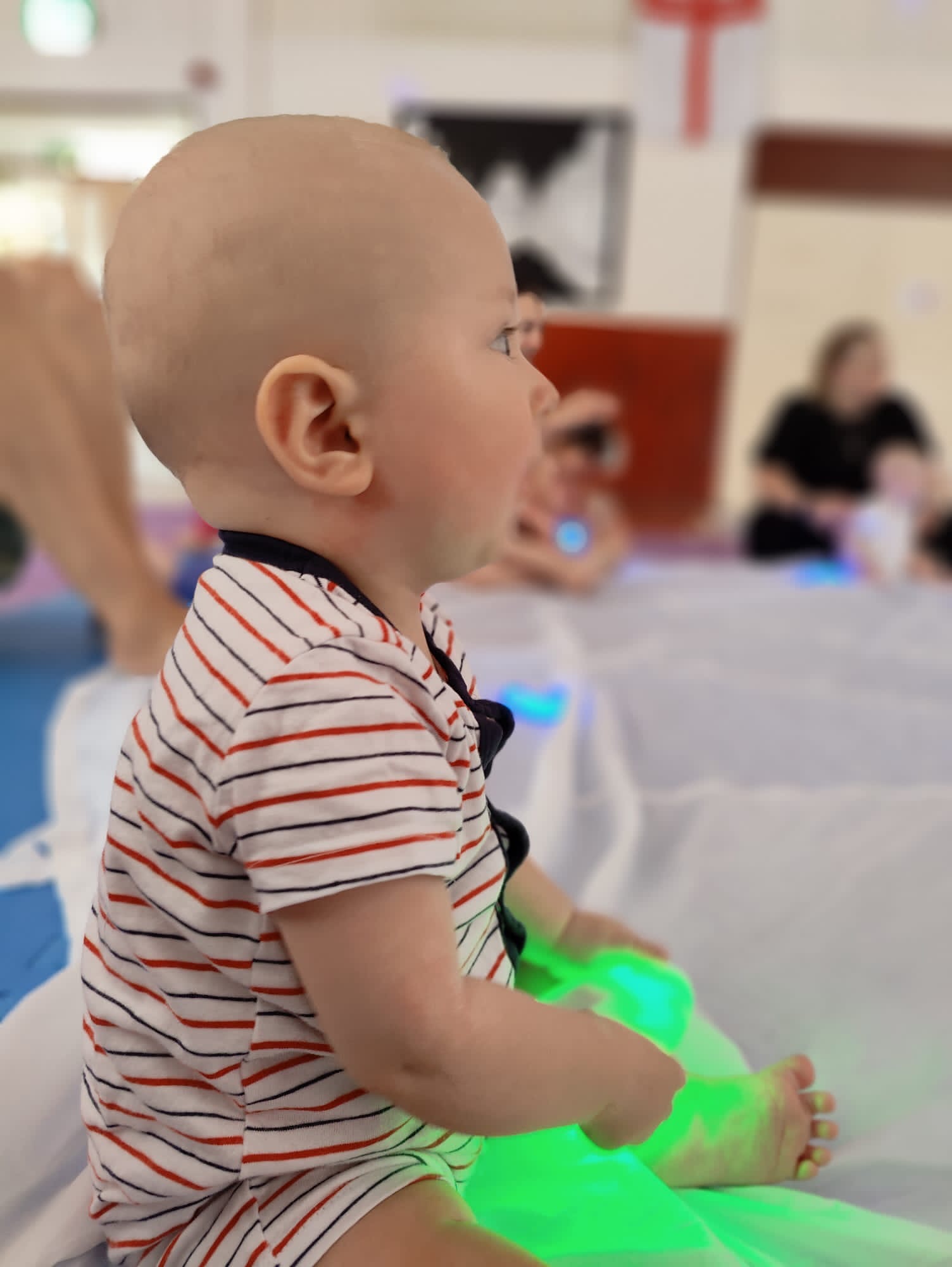 What happens in a baby sensory class (and how it supports early development)