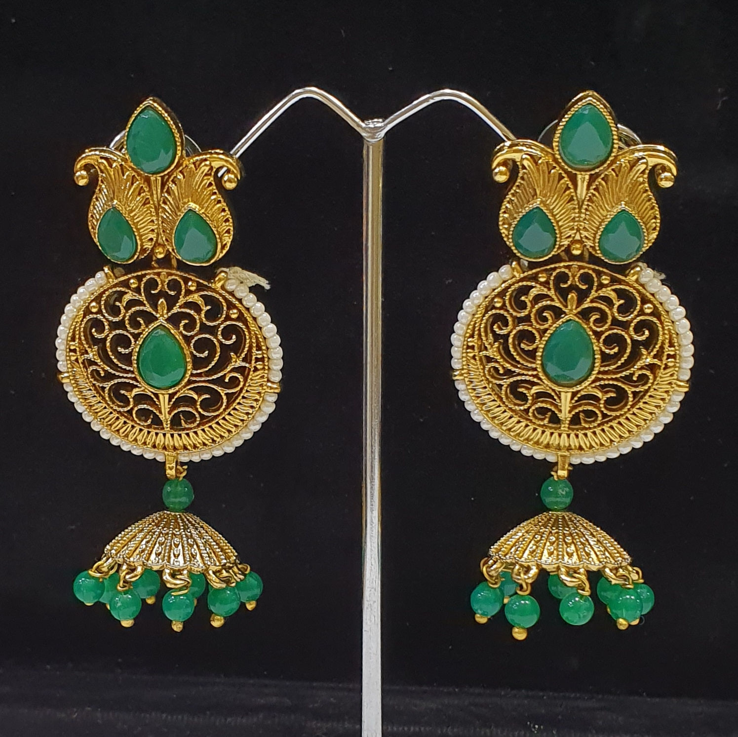 Pendientes dorados con piedras verdes