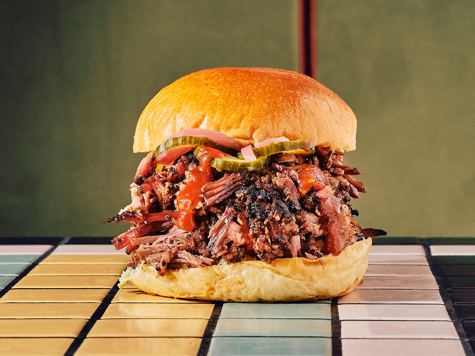 Sandwich "Brisket Bun" posé sur une table