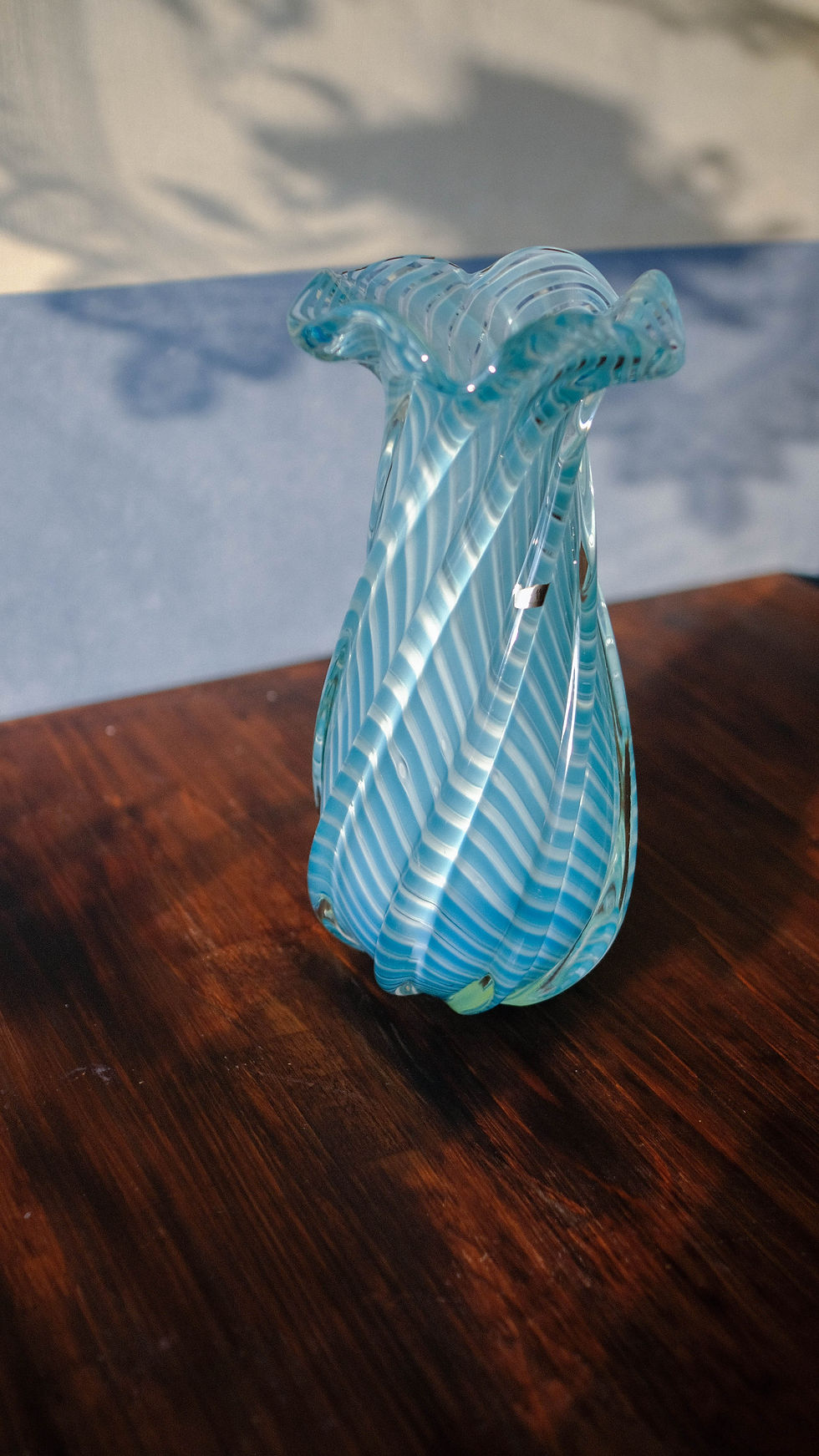 縮圖：[中古物］日本昭和清爽復古藍白扭紋褶邊花瓶