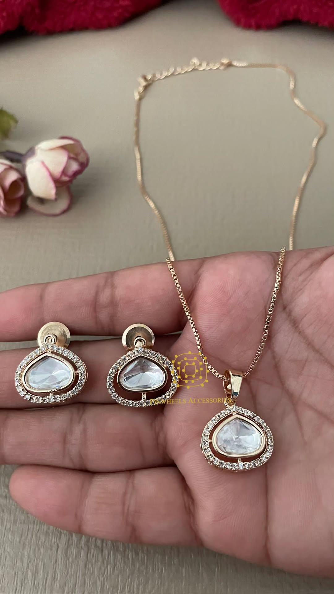 SIMPLE POLKI PENDANT SET