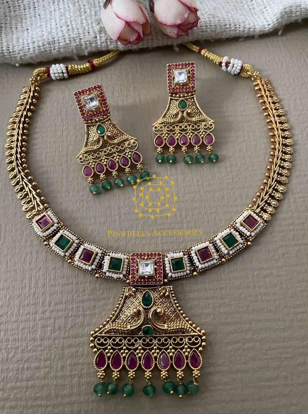TRADITIONAL ANTIQUE COLOURED STONE NECKLACE