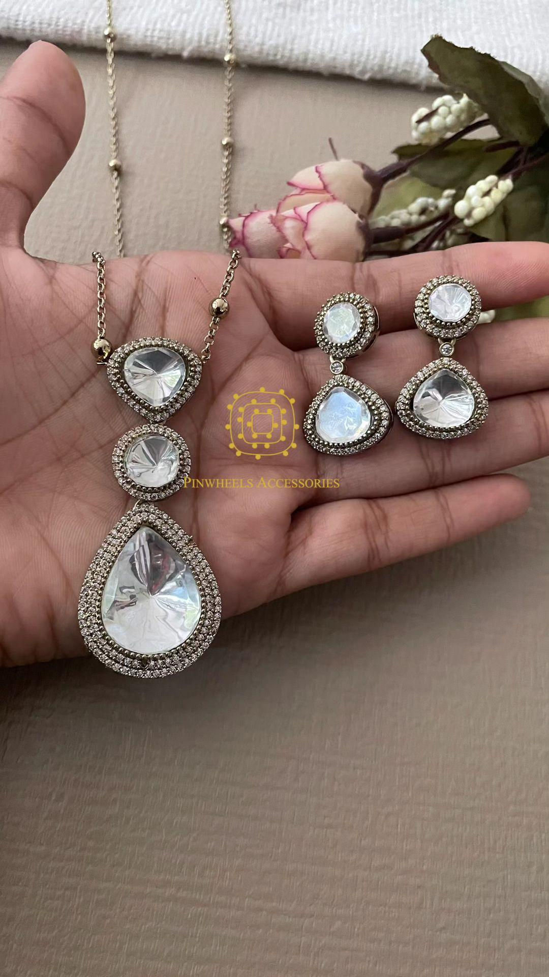 DOUBLET STONE PENDANT SET 
