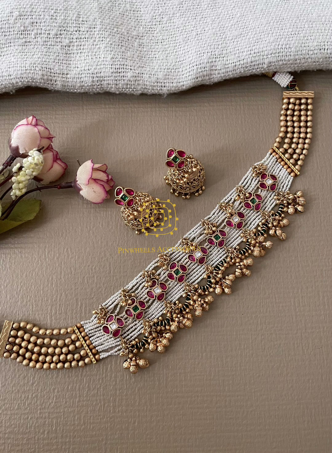 raditional Indian polki necklace featuring uncut diamonds set in gold.