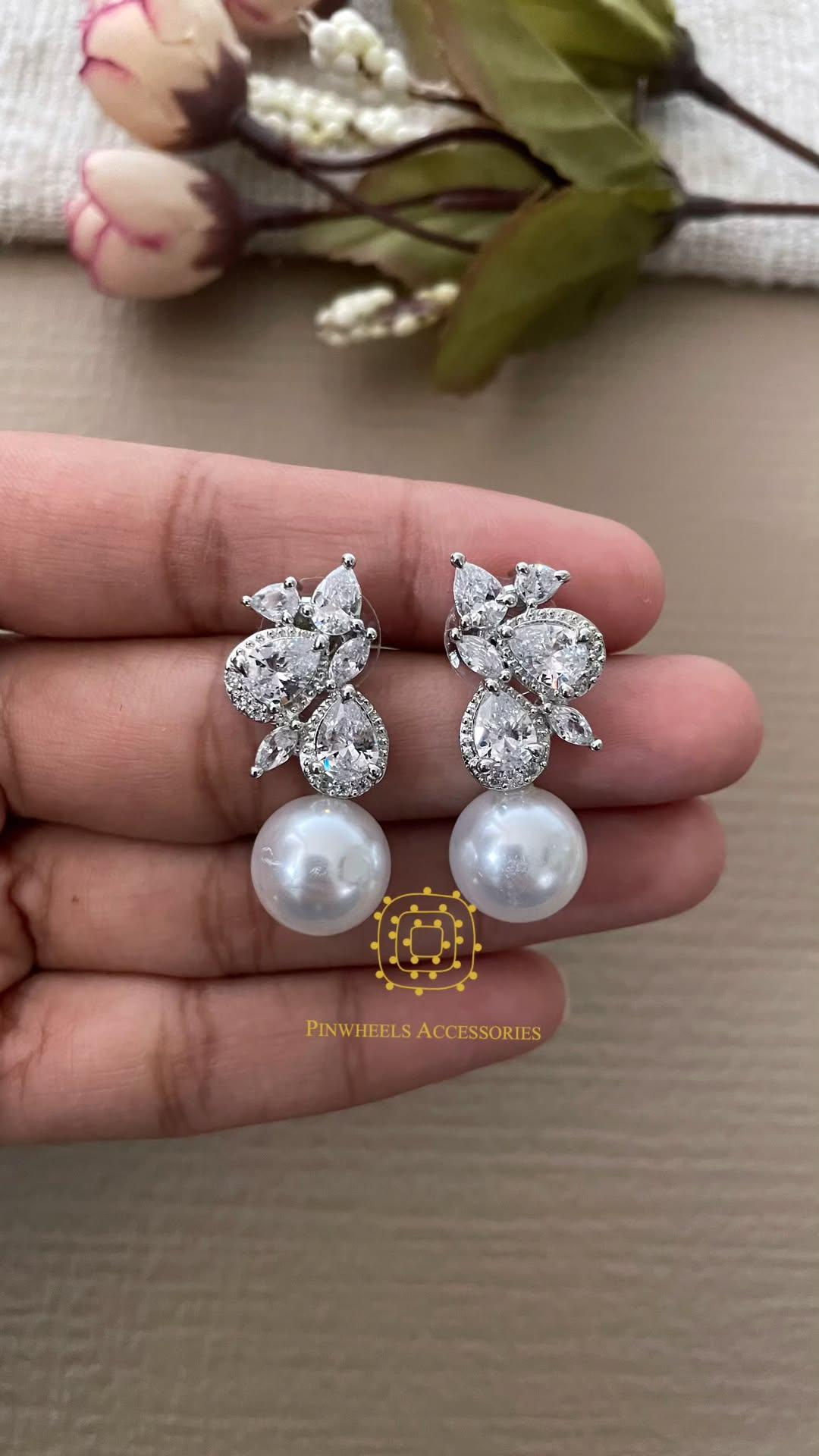 DIAMONDY PEARL EARRINGS 