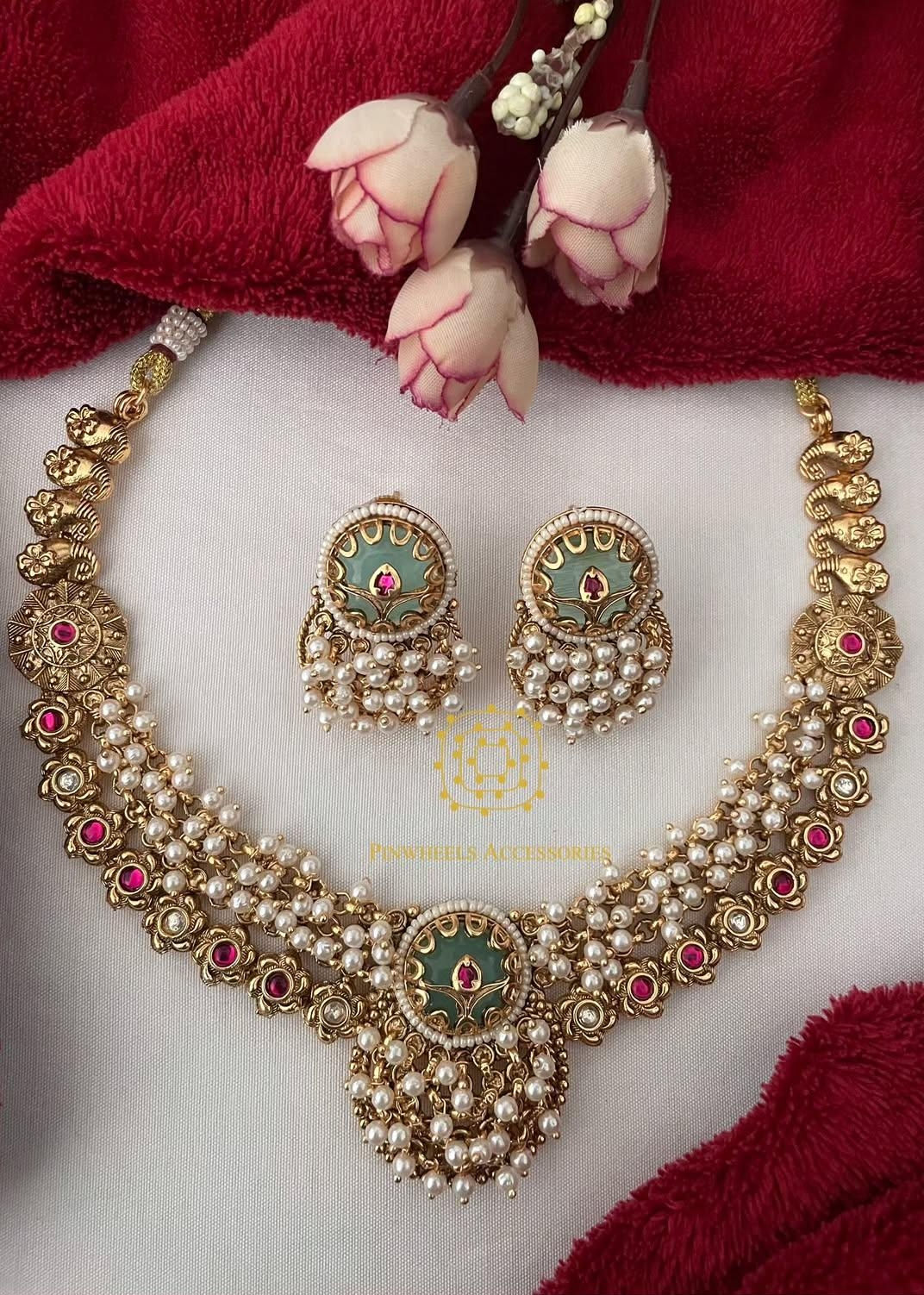 CLUSTER PEARL TRADITIONAL NECKLACE 