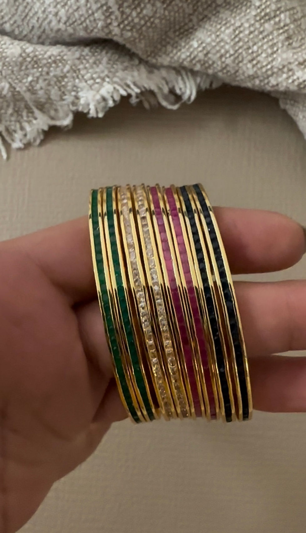 SET OF 8 BANGLES!
