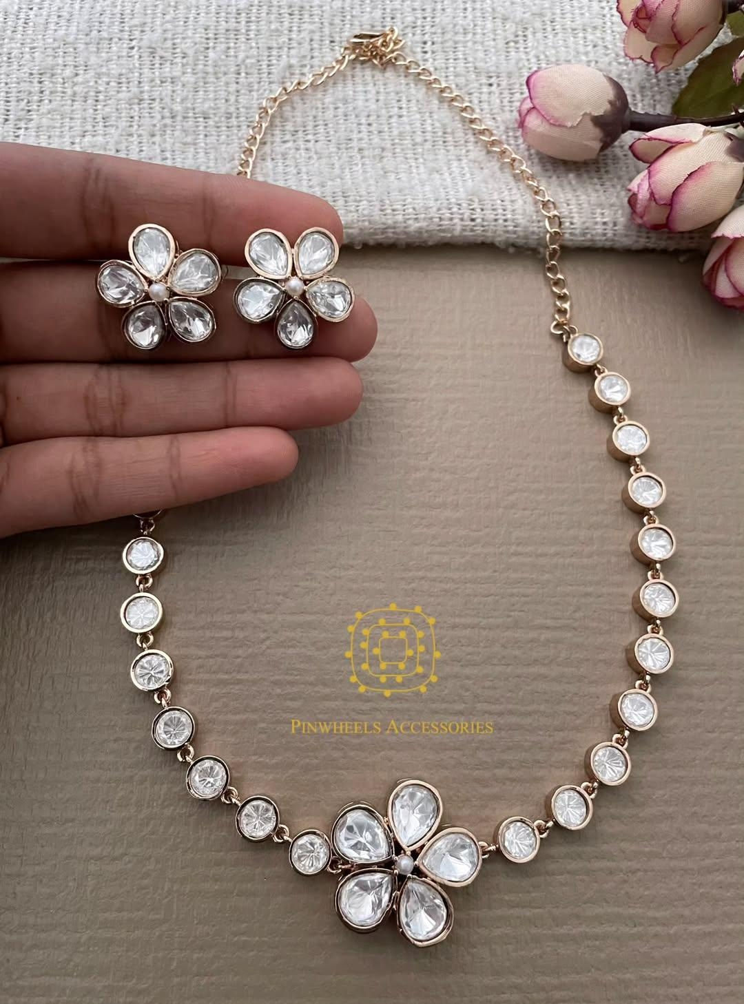 POLKI SIMPLE FLOWERY NECKLACE