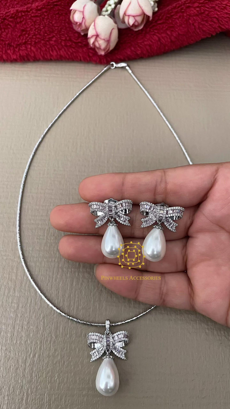 Thumbnail: DIAMONDY BOW STIFF CHAIN PENDANT SET 