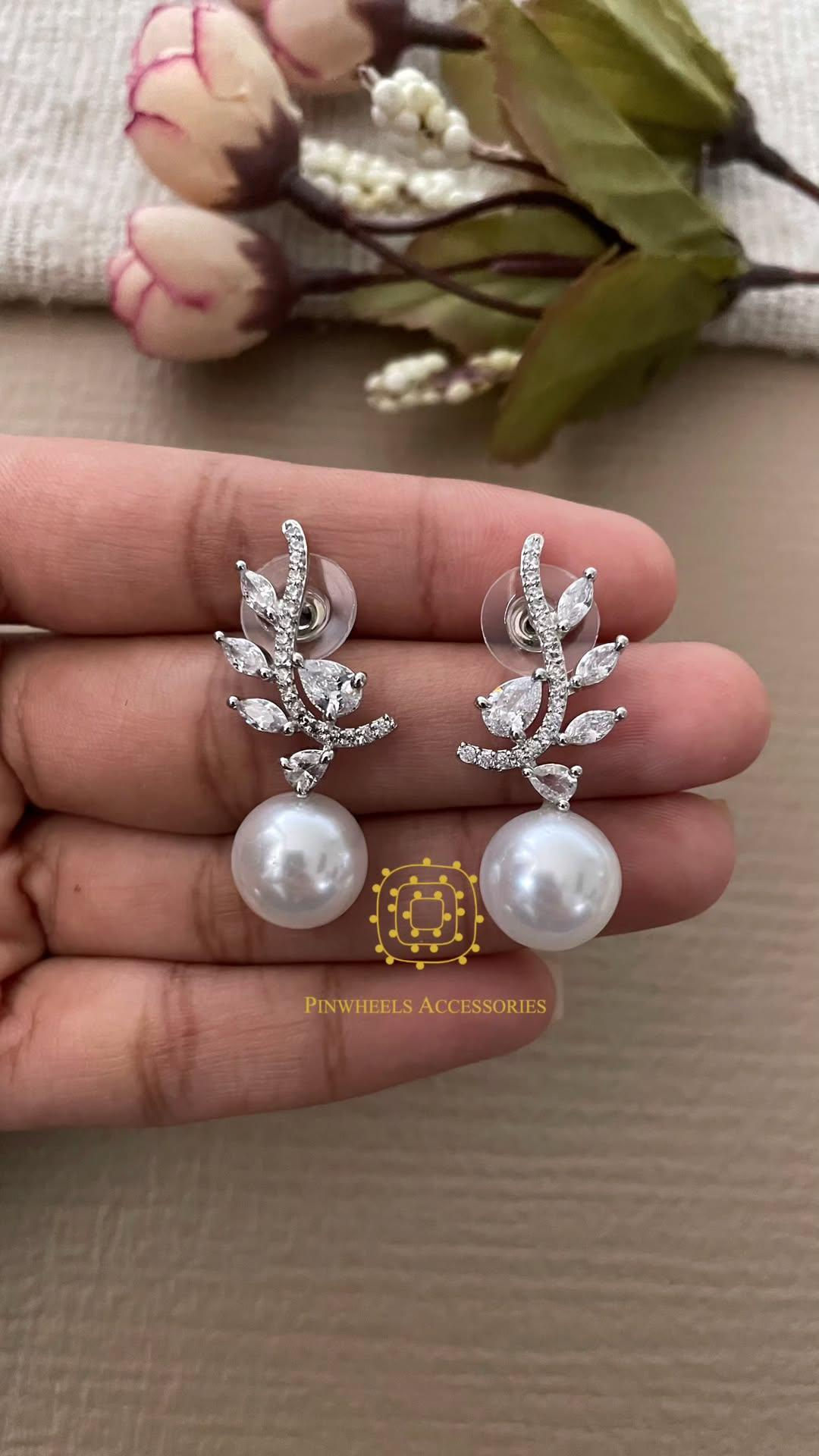 DIAMONDY PEARL EARRINGS 