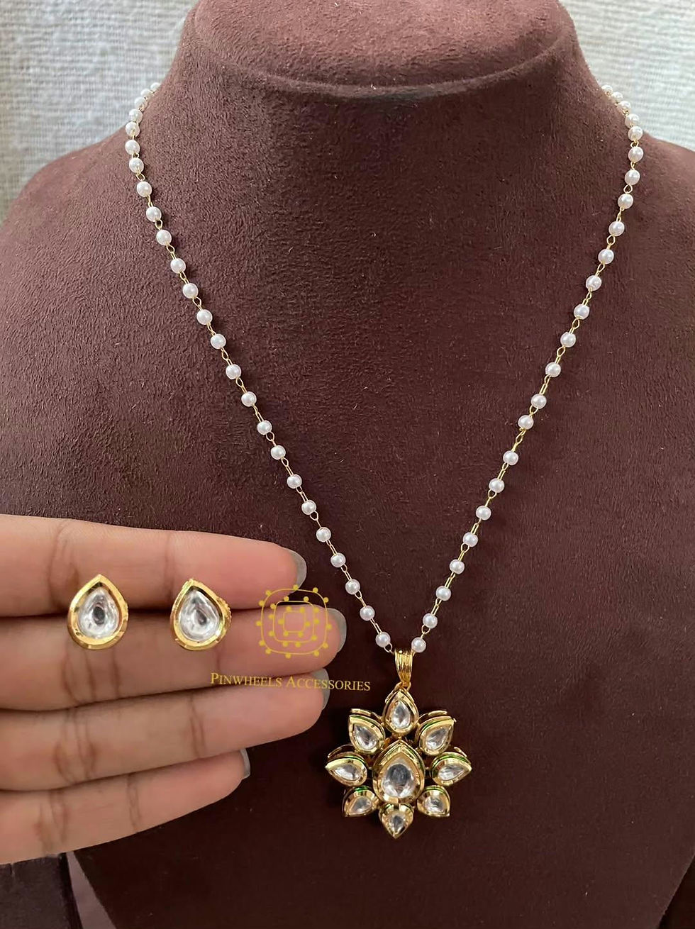 Thumbnail: FLOWERY PEARL PENDANT SET