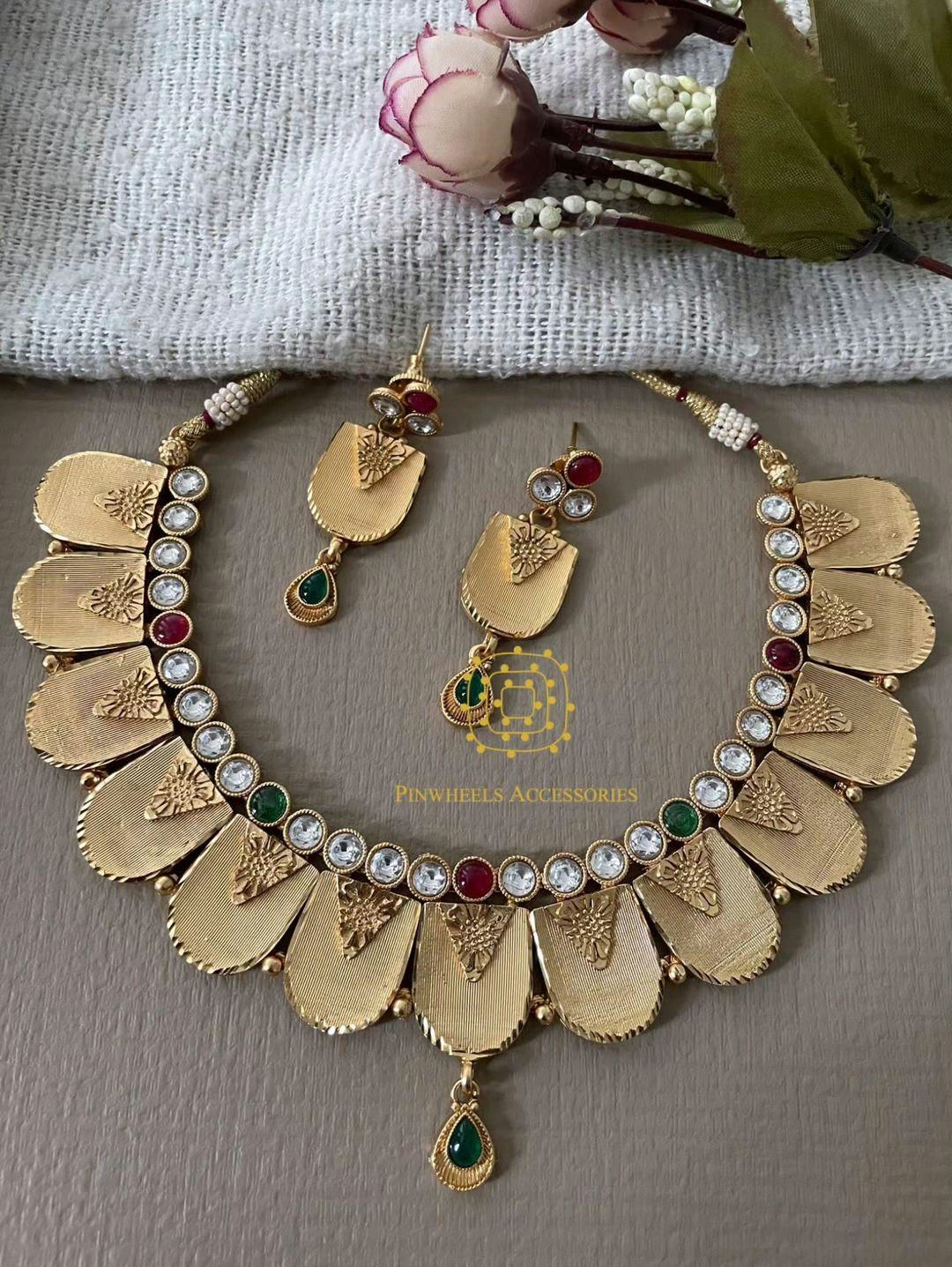 BOLD GOLD NECKLACE 