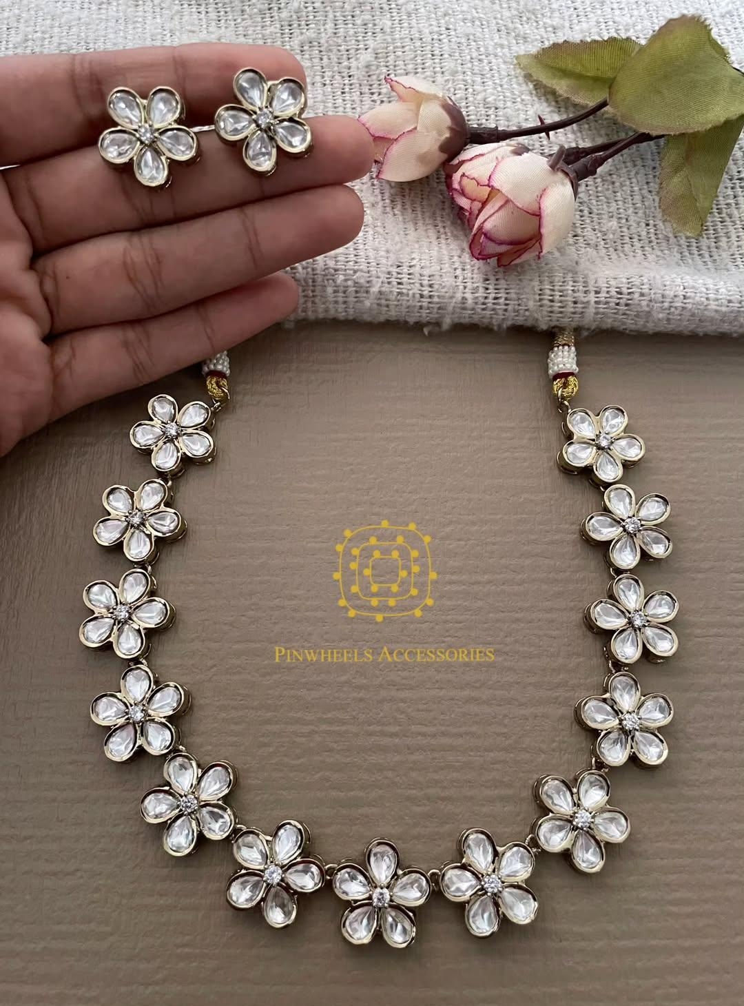 FLOWERY POLKI NECKLACE