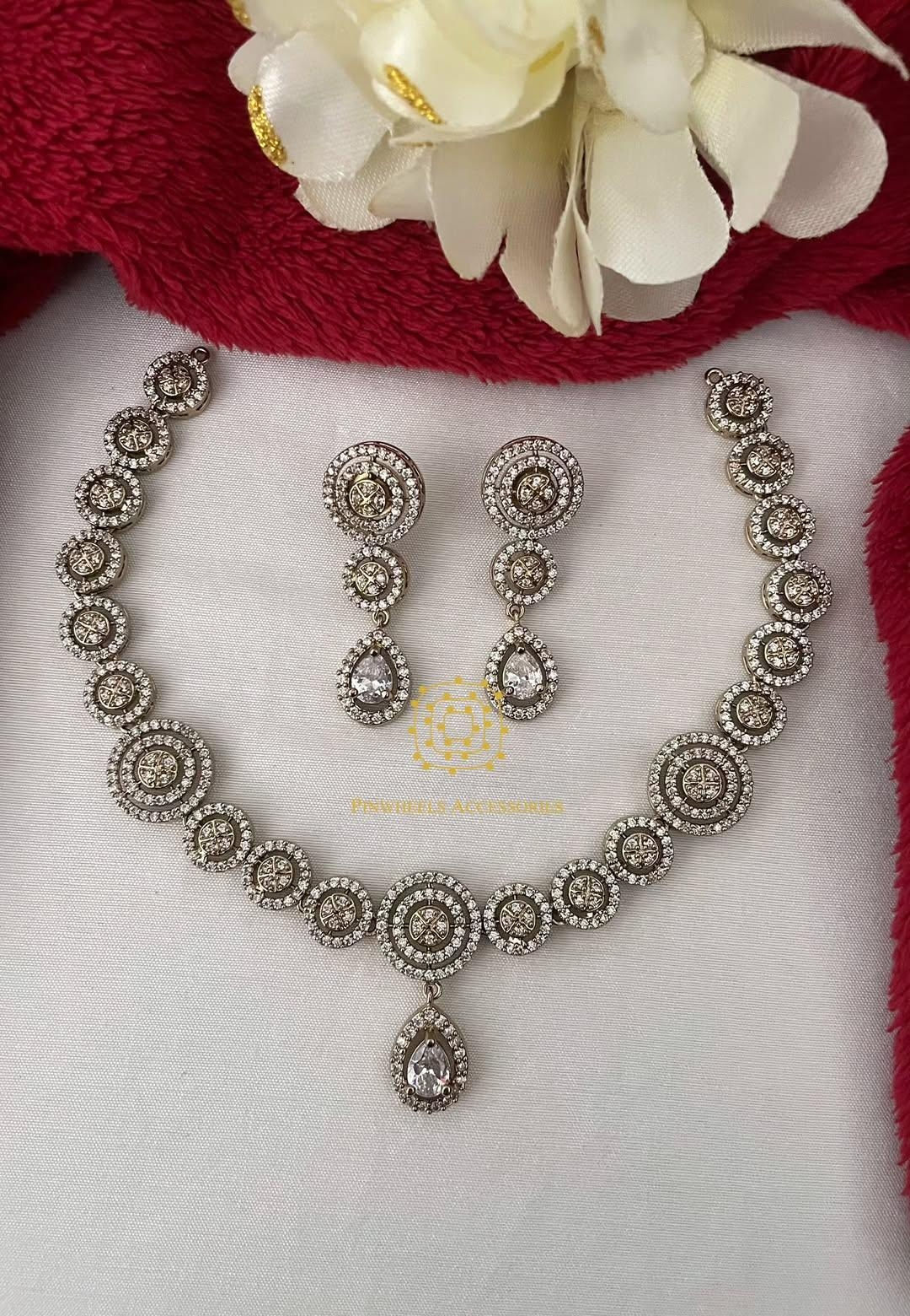 DIAMONDY COLOURED STONE NECKLACE