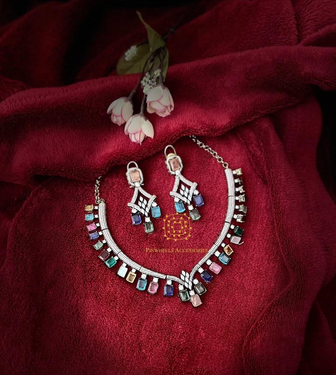 MULTICOLOURED DIAMONDY STIFF HASLI NECKLACE 