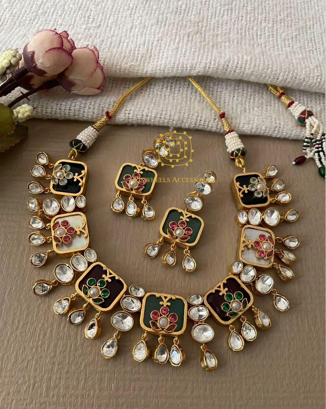 HOLDALI STONE NECKLACE