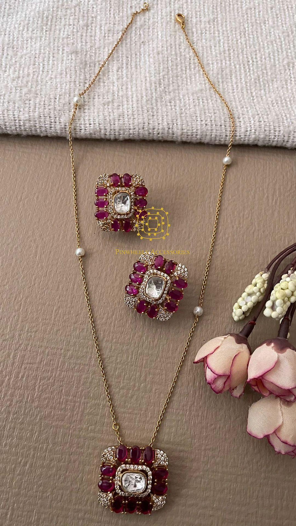 SIMPLE DIAMONDY PENDANT SET 