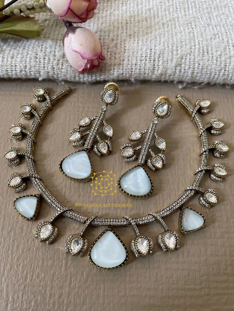 Thumbnail: VICTORIAN LEAFY MOISSANITE NECKLACE 