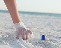 Limpiando la playa