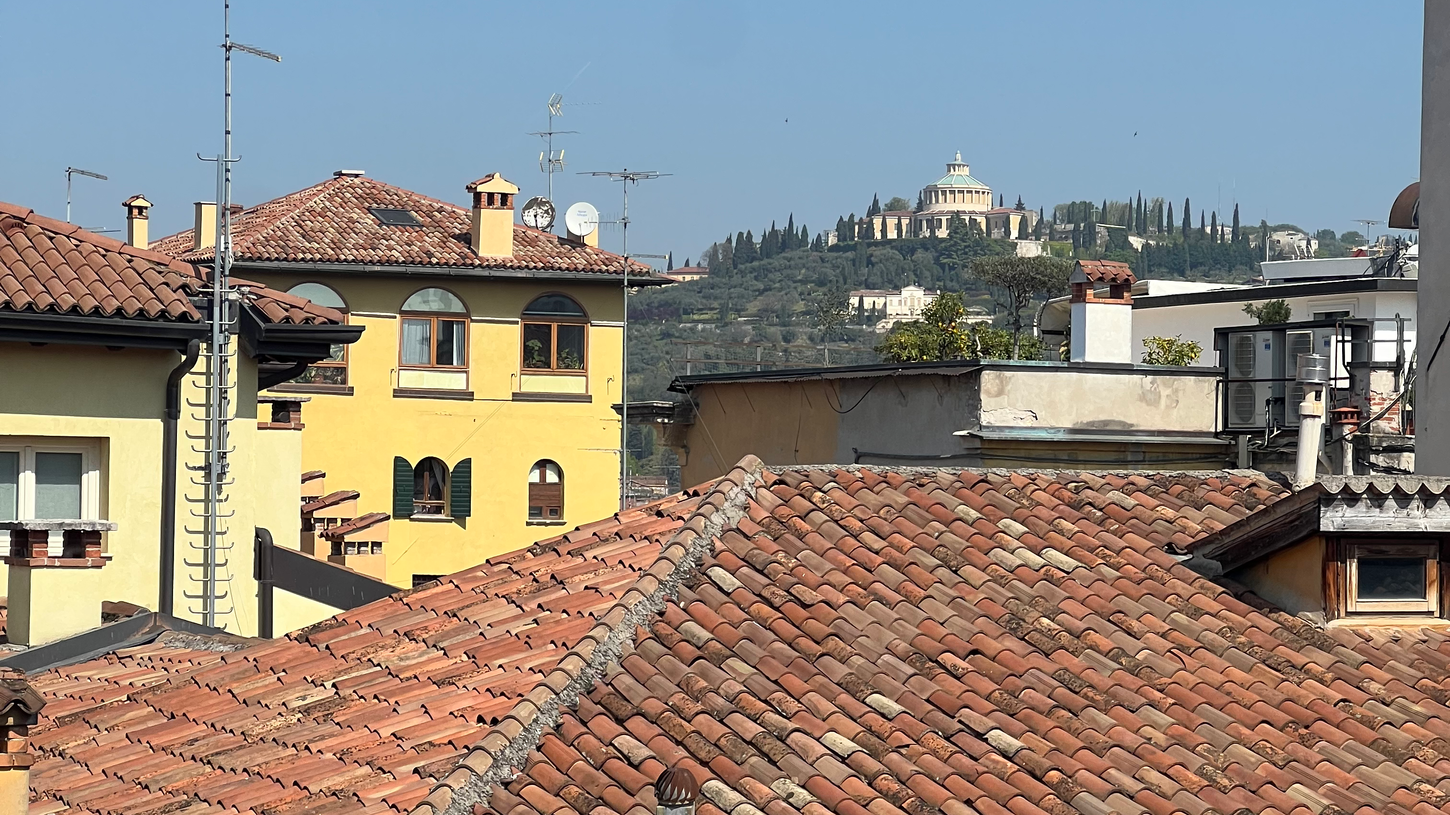 Ausblick über die Dächer von Verona aus dem vierten Stock eines historischen Palazzos.
