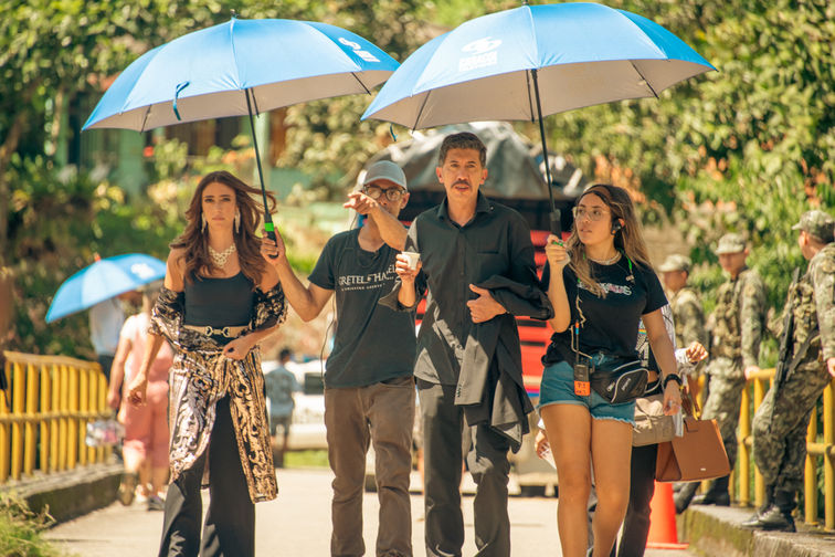 VERONICA OROZCO caminando por un puente, con mas actores
