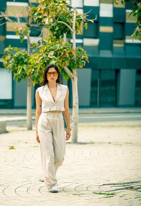 Desirée Muñoz posing outdoors in casual wear – Commercial lifestyle and street fashion female model portfolio for Salitre Models.