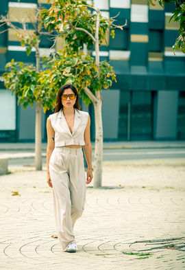 Desirée Muñoz posing outdoors in casual wear – Commercial lifestyle and street fashion female model portfolio for Salitre Models.