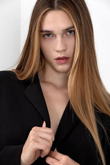 Maria Aurdal posing for a color studio fashion test – High-fashion female model portfolio and new face for Salitre Models.